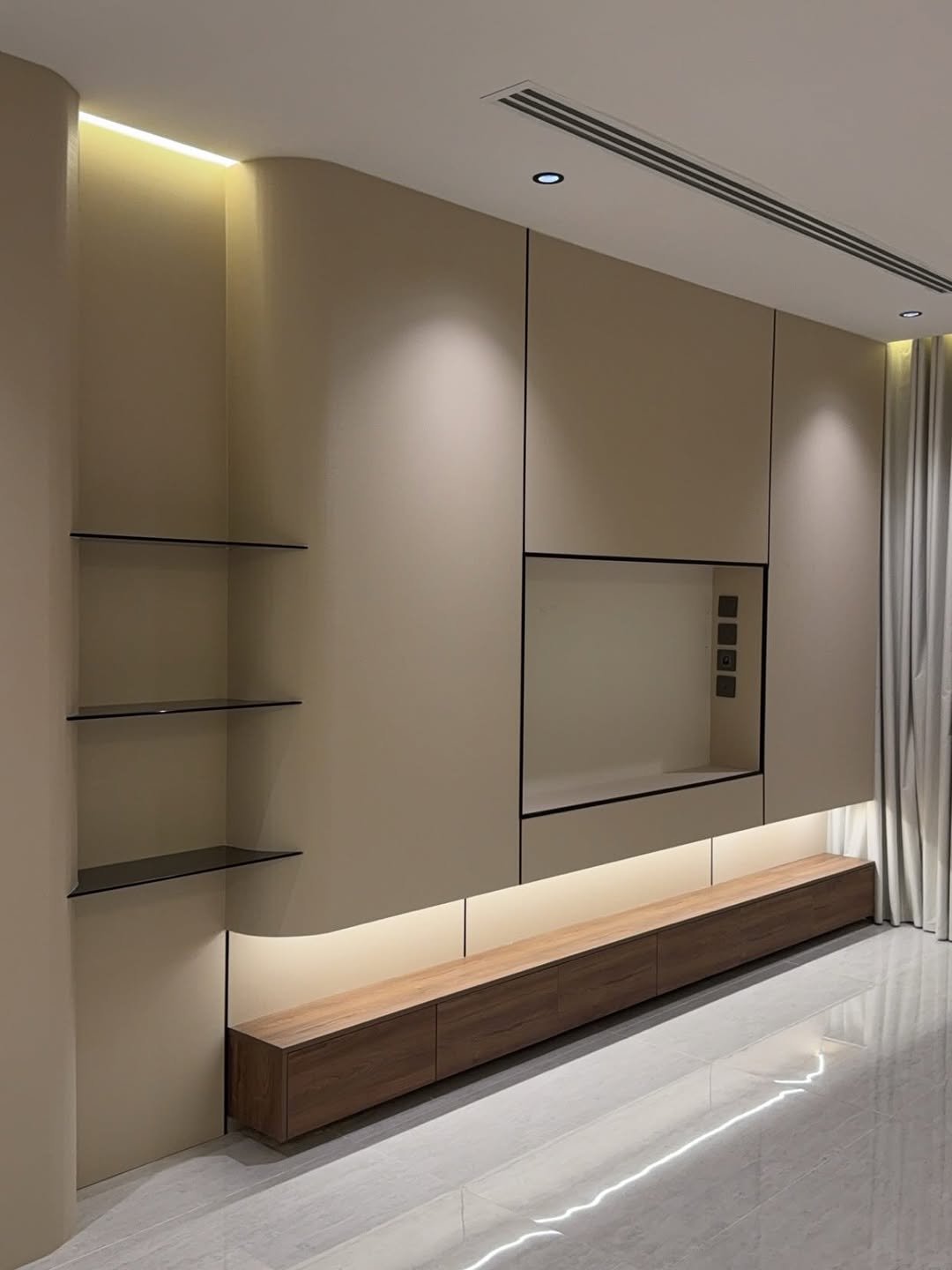 ديكور شاشة تلفزيون ممر دخول في راس تنورة — ديكورات الشرقية — عمل 35